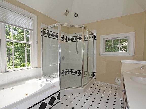 Mstr Bath with jetted tub/shwer 