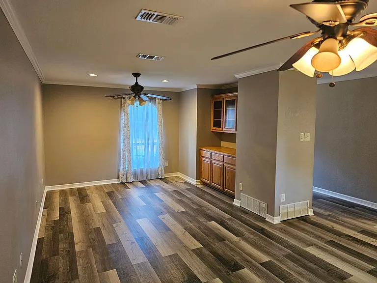 405 Atkerson Ln — Photo 3