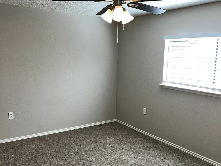 2911 Lakebriar St — Photo 11