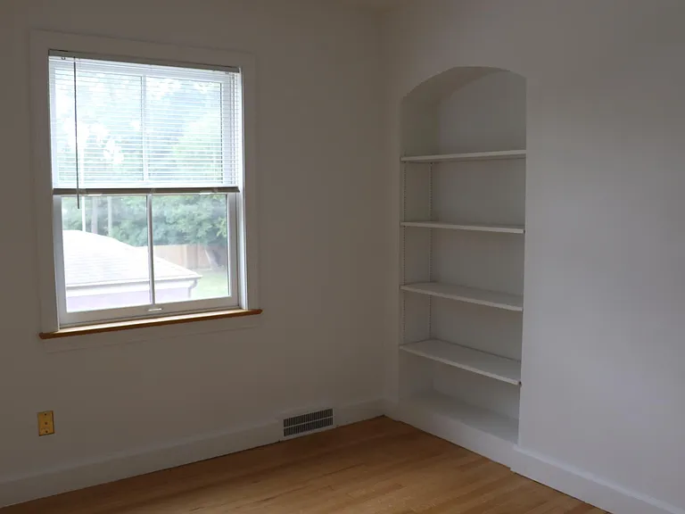 221 Green Ave #2 — Photo 4