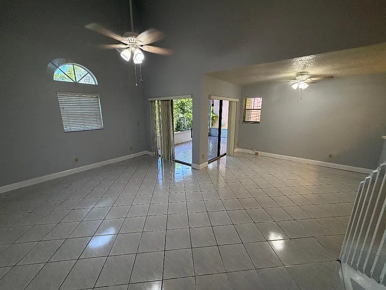 1117 SE 5th Ct — Photo 5
