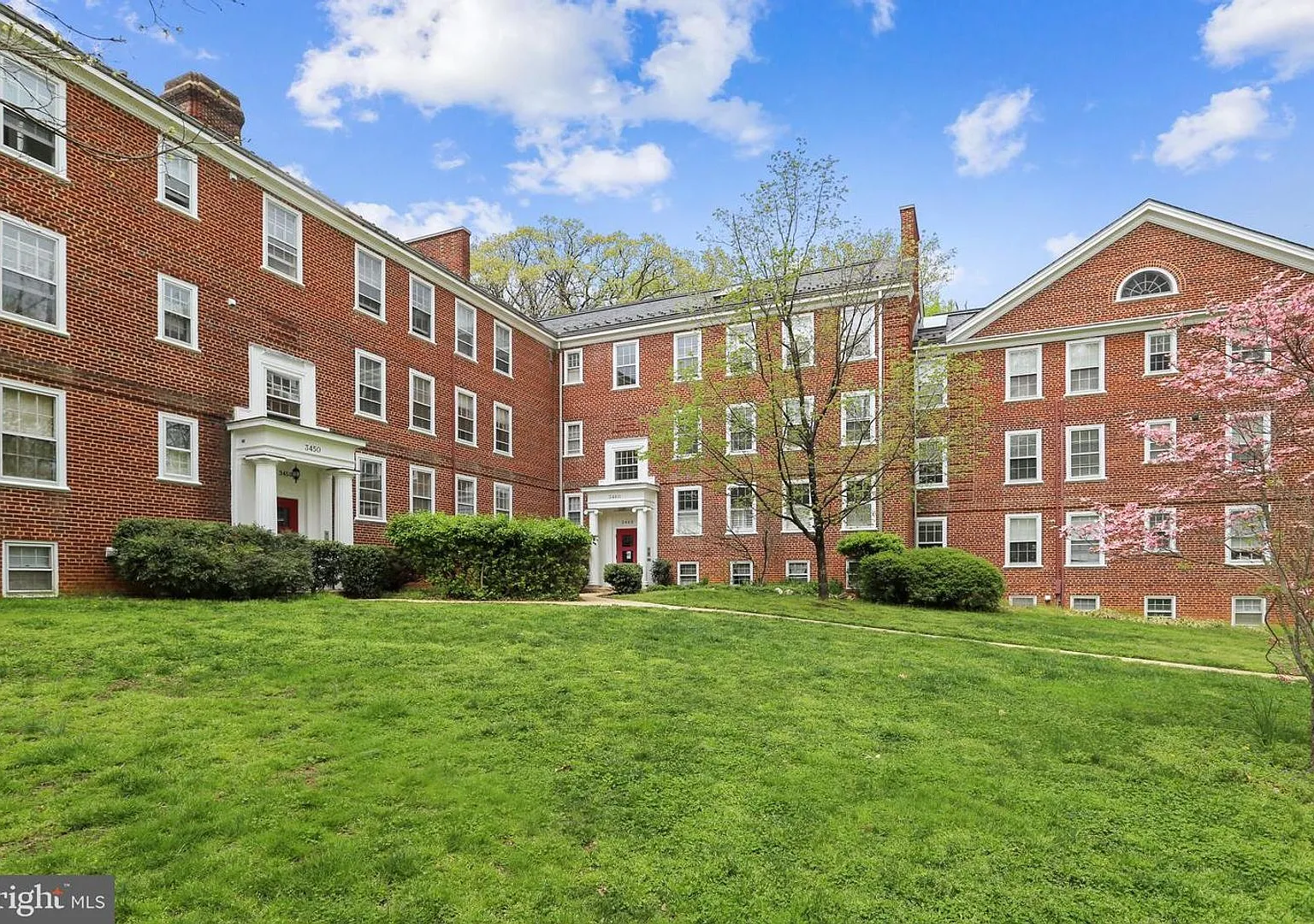 This Loft unit is unlike anything you have ever seen in McLean Gardens. — Photo 1