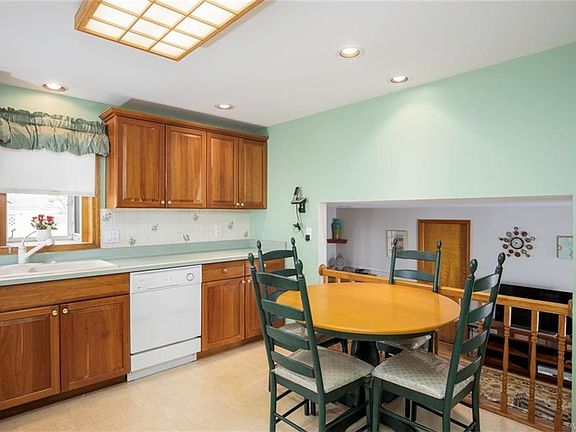 3rd image of 131 Nantucket Dr E