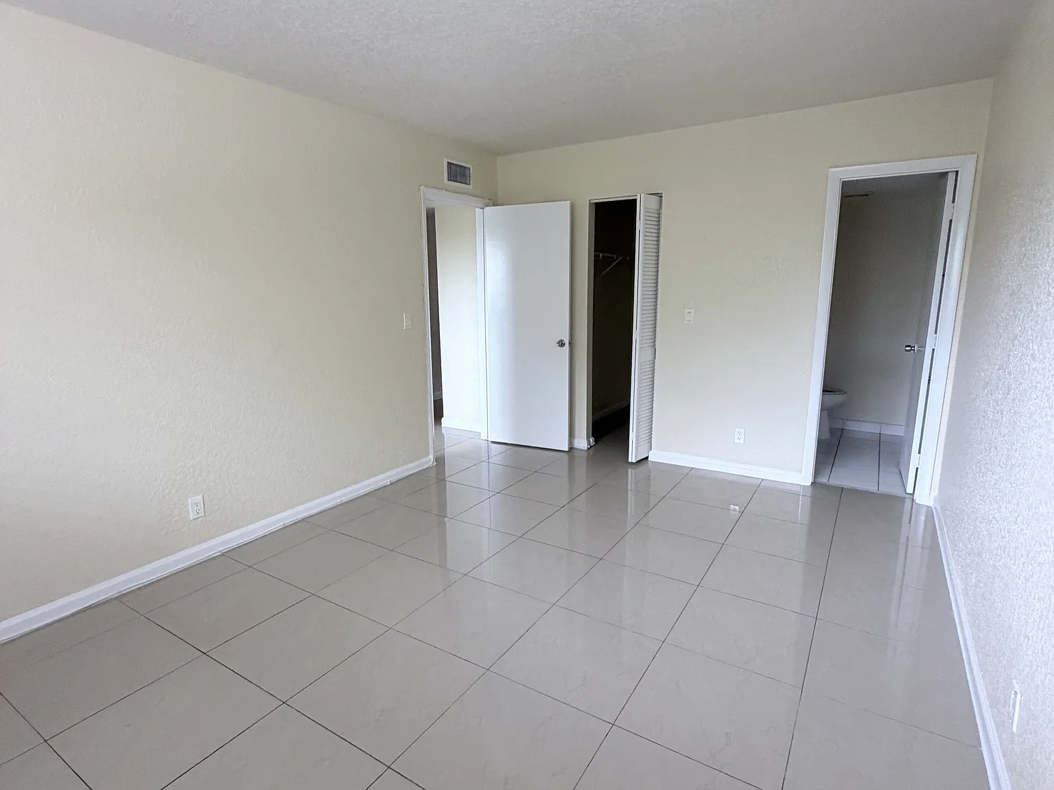 Deerfield Beach Apartments — Photo 2
