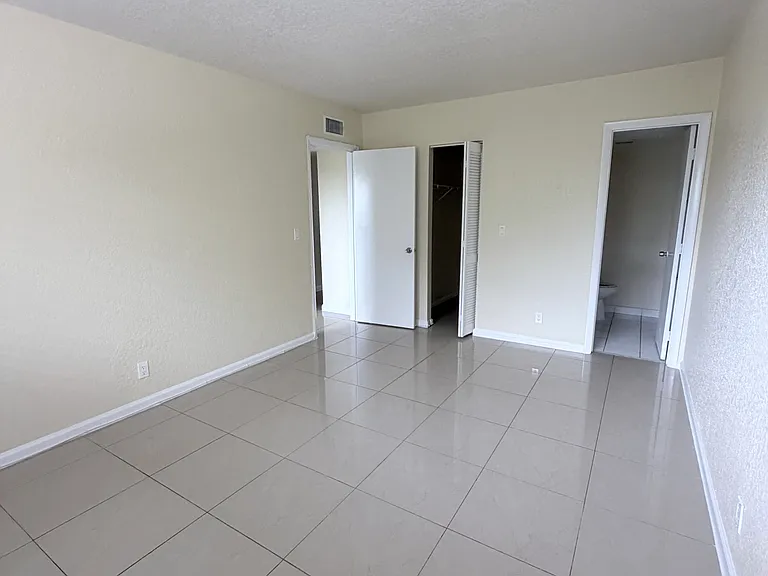 Deerfield Beach Apartments — Photo 2