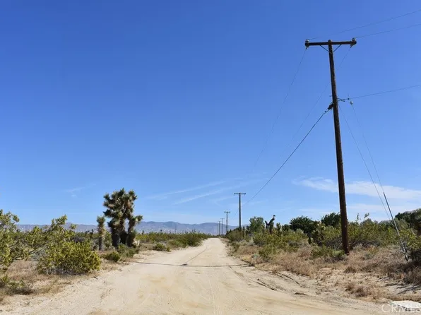 8775 45th St W, Rosamond, CA 93560