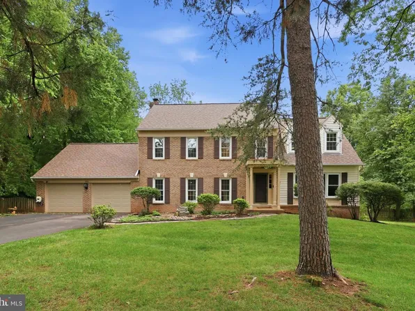 11913 Holly Spring Dr, Great Falls, VA 22066