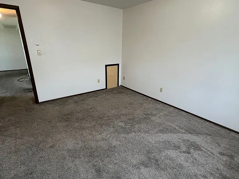 1334 Meadow Ln — Photo 6