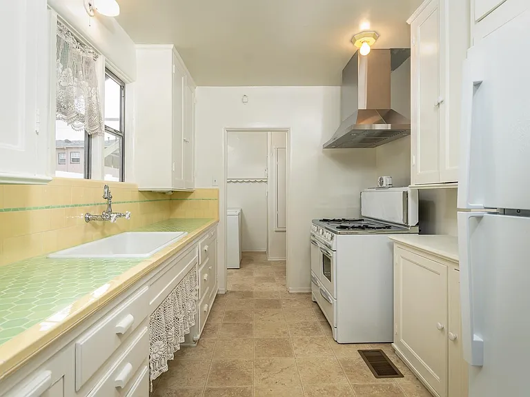 908 Burchett St — Photo 16