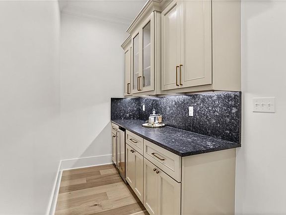 5th image of 824 Hesper1 Ave