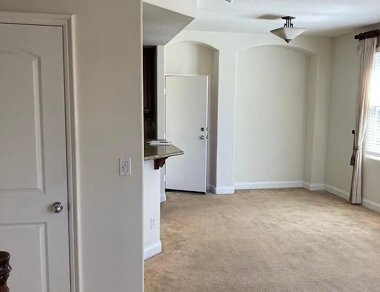 Alexa Ln — Photo 3