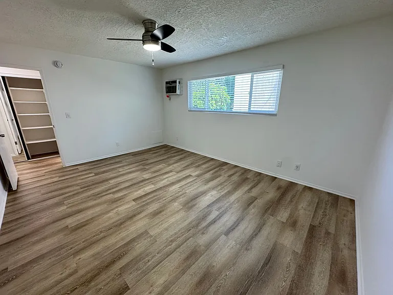 20317 Saticoy St — Photo 22