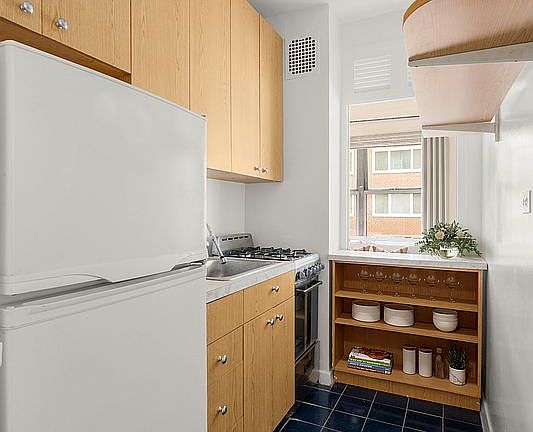 3rd image of 35 E 85th St APT 10CN