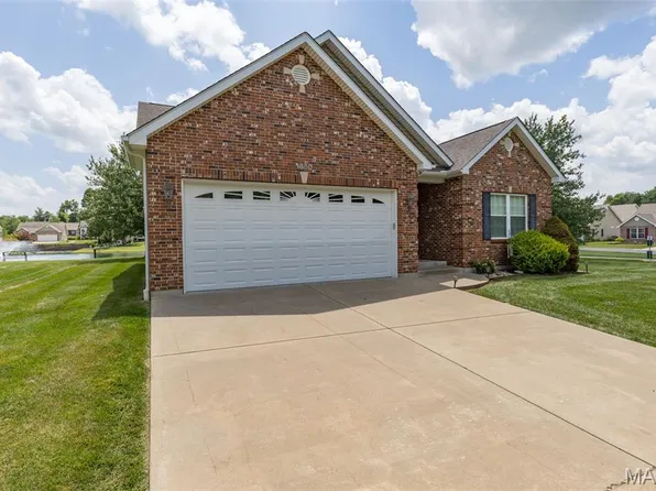 1860 Lakeshore Dr, Farmington, MO 63640