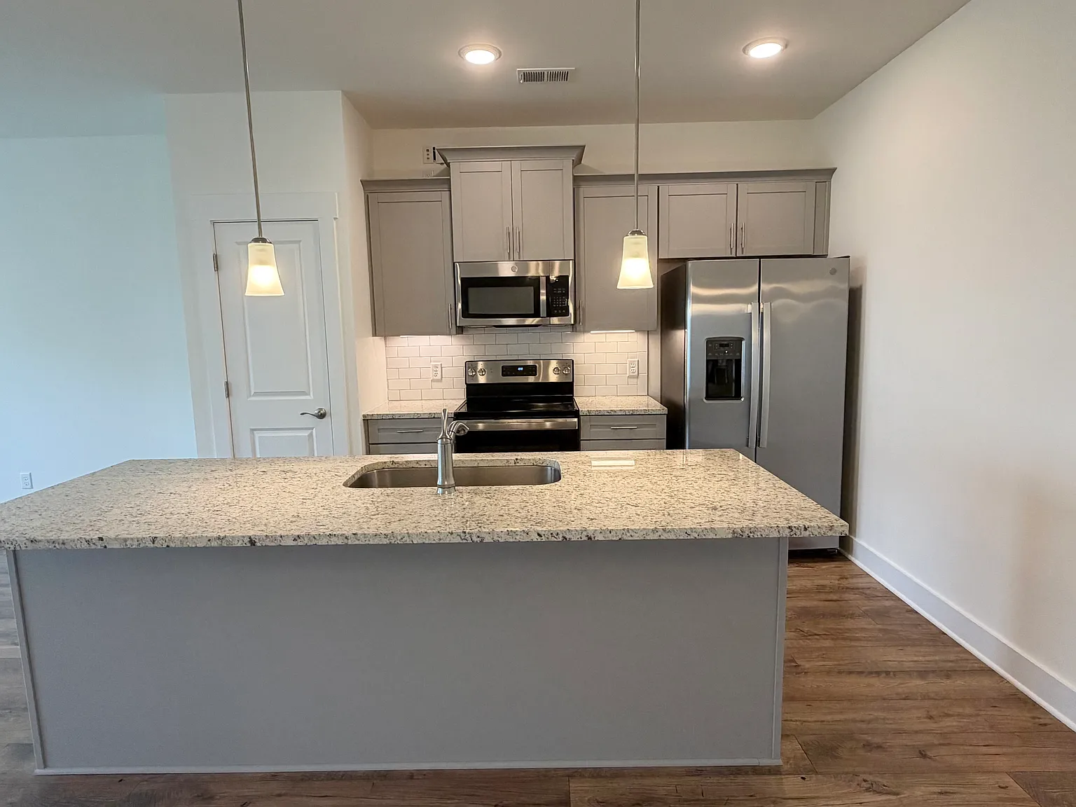3 bed, 2.5 bath, 1804 sqft, $2,975 — Photo 3