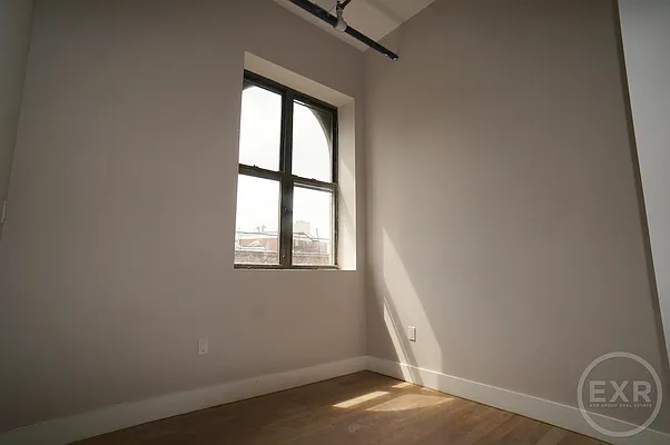 Rented by EXR | media 12