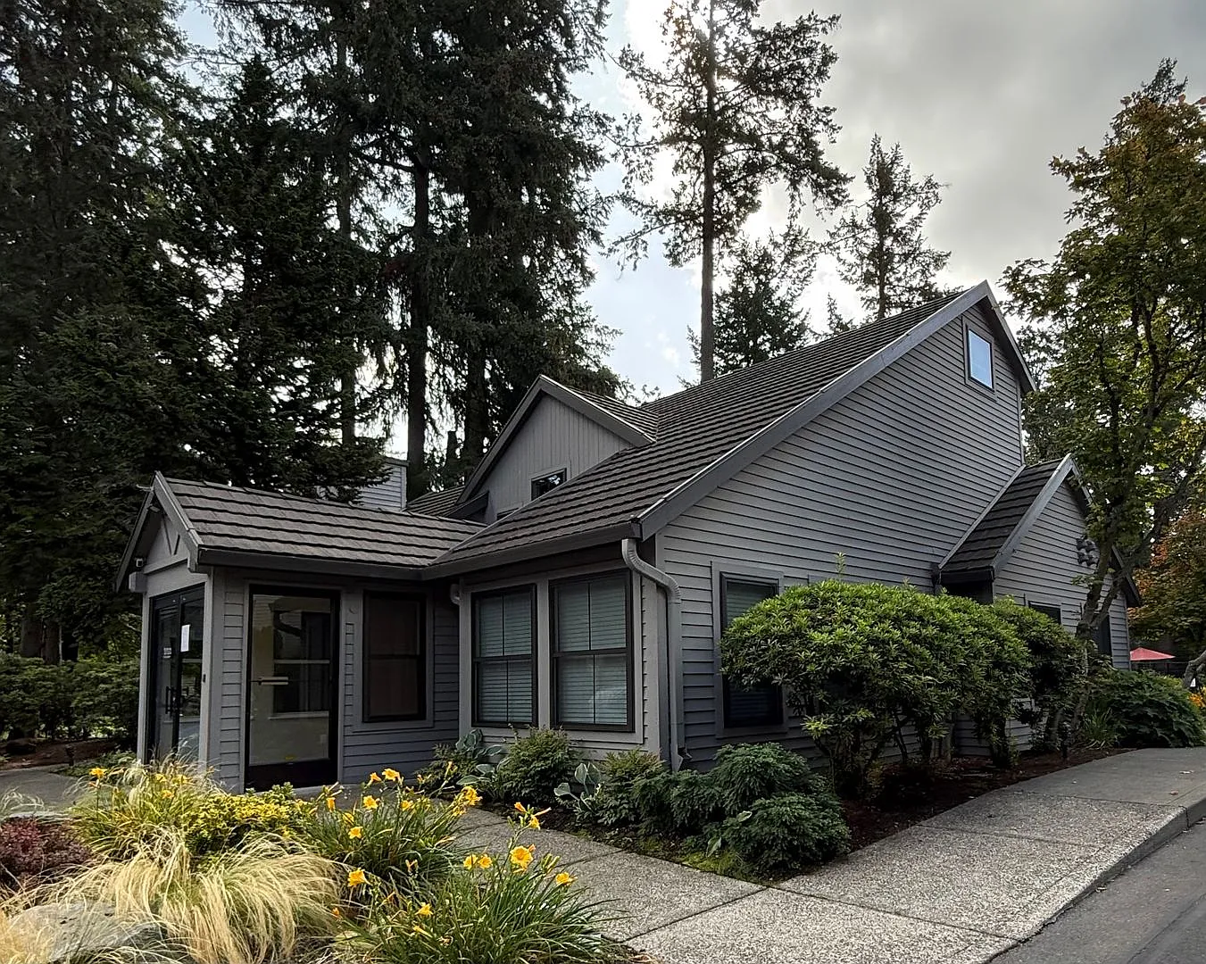 Open light and bright top floor unit condo located in Lake Oswego — Photo 2