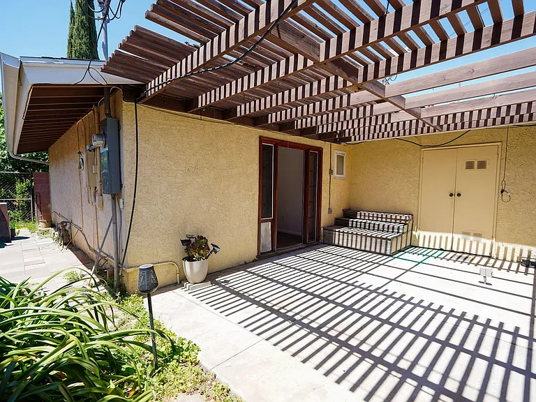 220 Lilac Ct — Photo 36