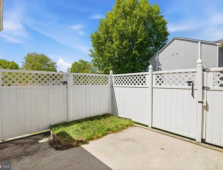 912 Jessicas Ln — Photo 18