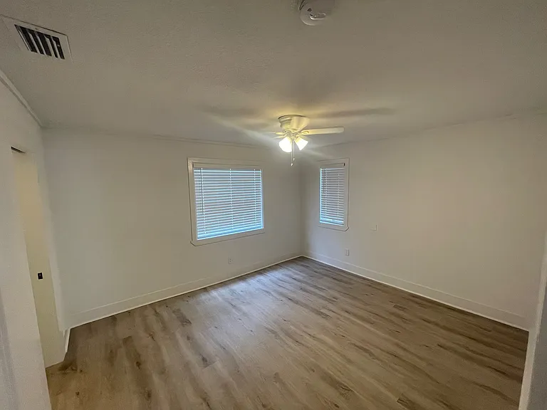2511 W Beach St — Photo 17
