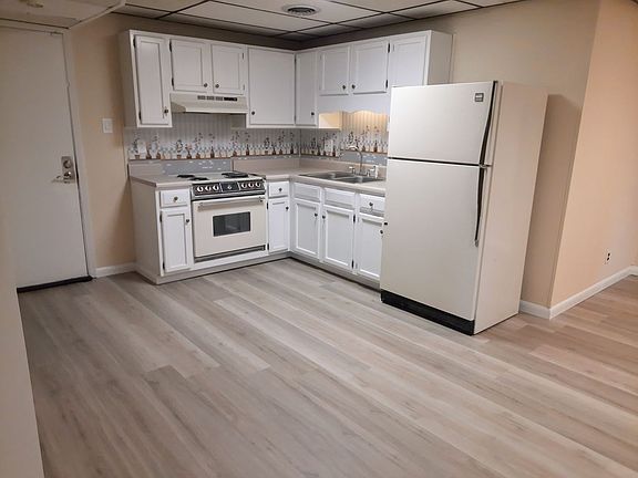 3rd image of 1521 Moorgate Dr APT B