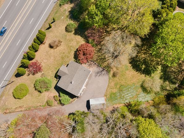 444 Mohegan Avenue Pkwy, Quaker Hill, CT 06375