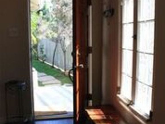4th image of 1391 S Orange Dr
