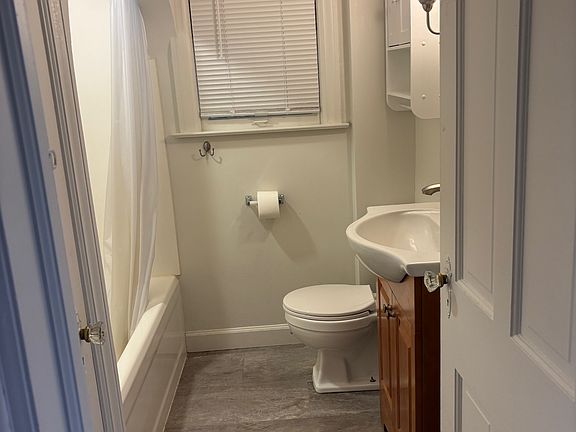 3rd image of 1021 Cambridge Dr #4