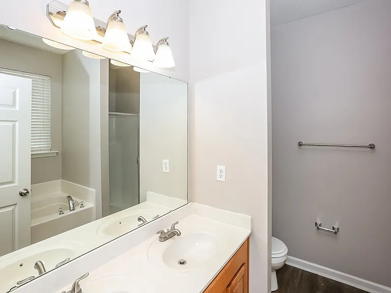 4712 Abercromby St — Photo 9