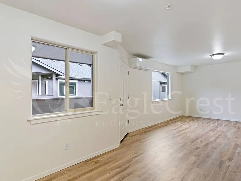 942 NE Spitzenburg St — Photo 27