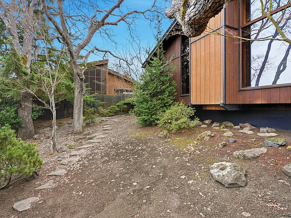 3rd image of 804 Acorn Cir