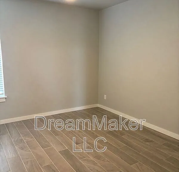 916 Flowers Dr — Photo 6