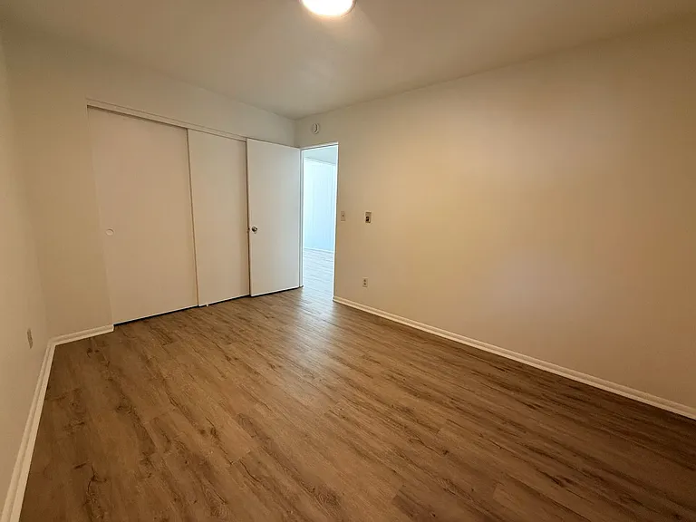 Crescent Apartments — Photo 51