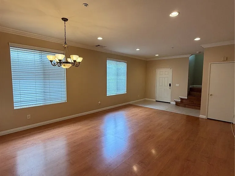 554 Robins Pl — Photo 5