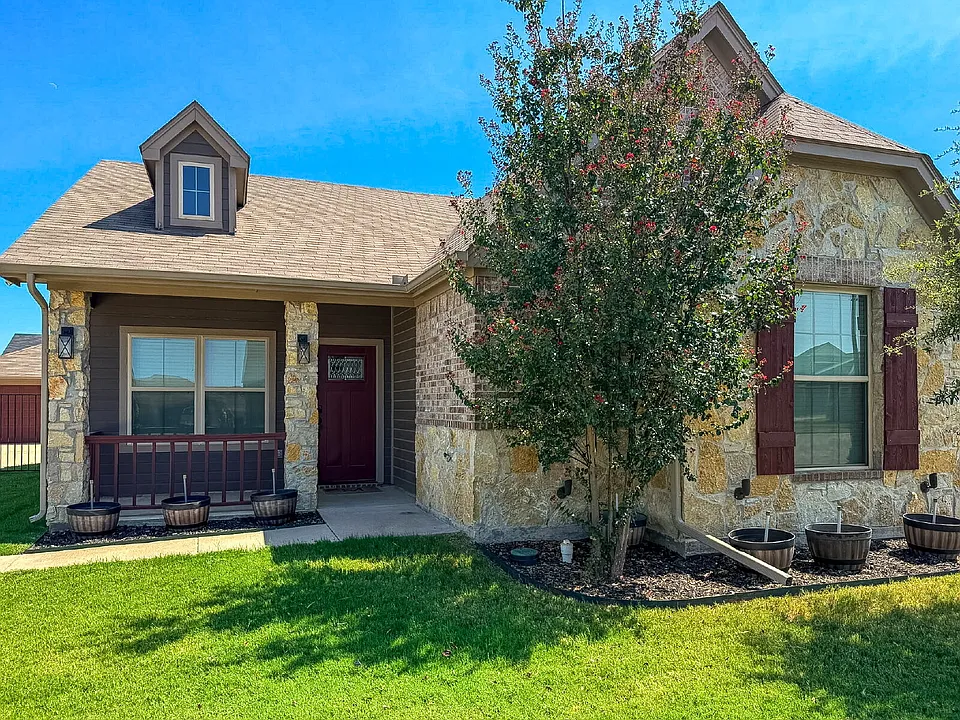 1593 Lizzie Ln