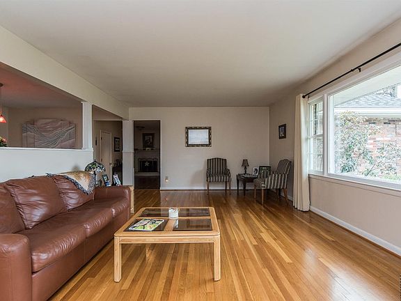 2nd image of 3204 Saxon Dr