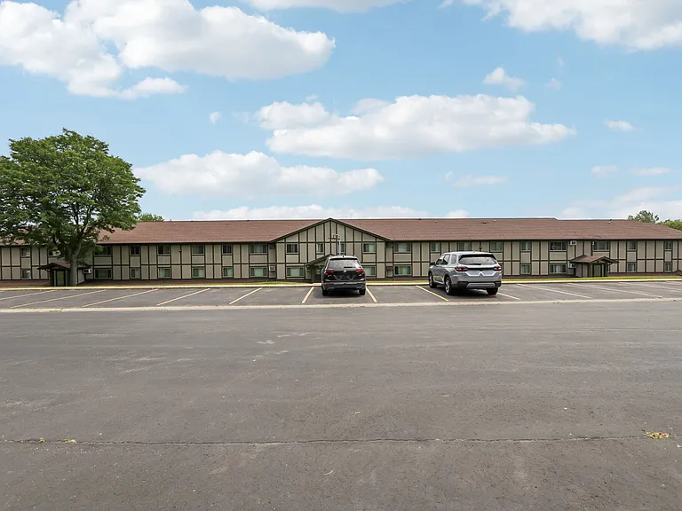Woodfield Heights Apartments — Photo 33