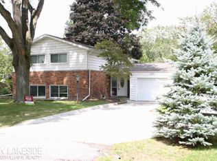 2966 Bolingbroke Dr, Troy, MI 48084