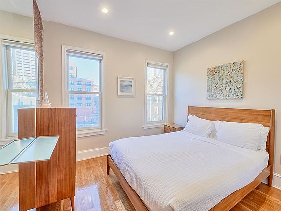 3rd image of 209-5 York St #3