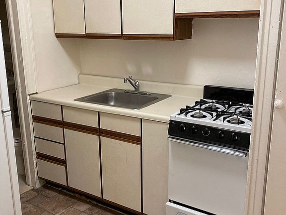 4th image of 144 Henry St APT 1