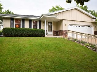 120 Debbie Ct, Waukesha, WI 53189