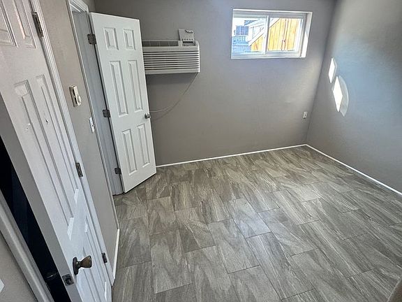5th image of 300 N Jefferson St #4