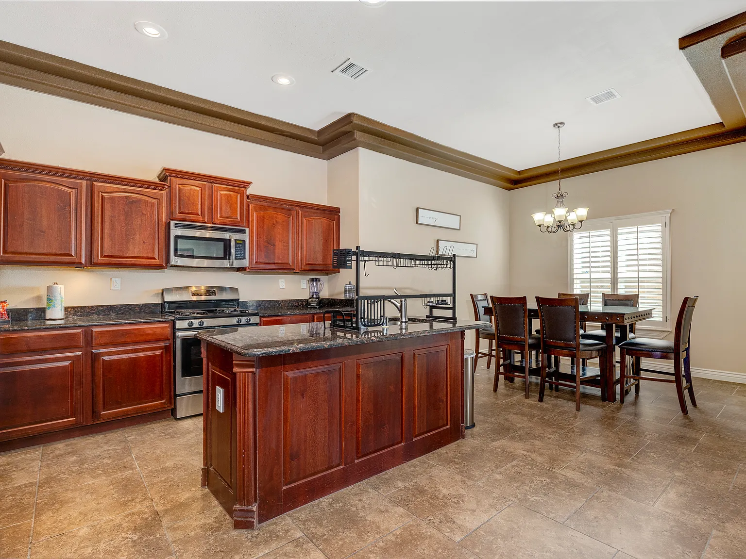 4 bed, 2.5 bath, 1982 sqft, $2,850 — Photo 3