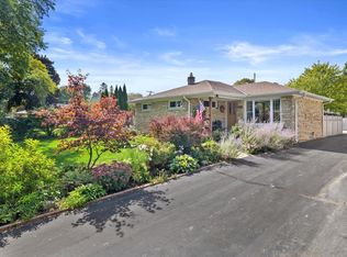 7353 N Navajo Rd, Fox Pt, WI 53217