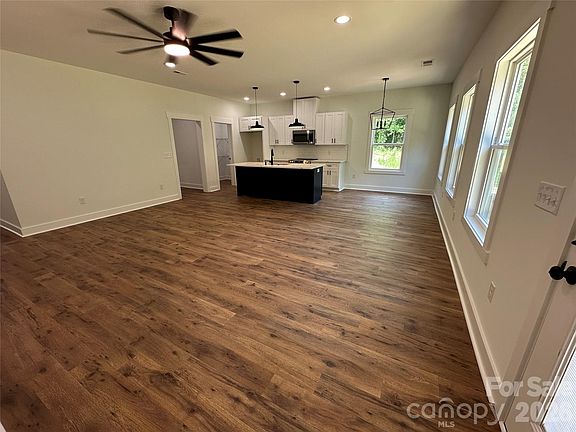 3rd image of 907 Orangewood St