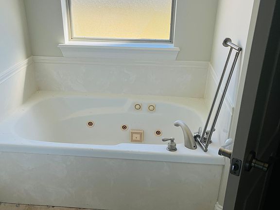 4th image of 4241 Parkridge Dr