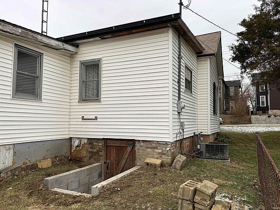 4th image of 223 Mount Auburn St