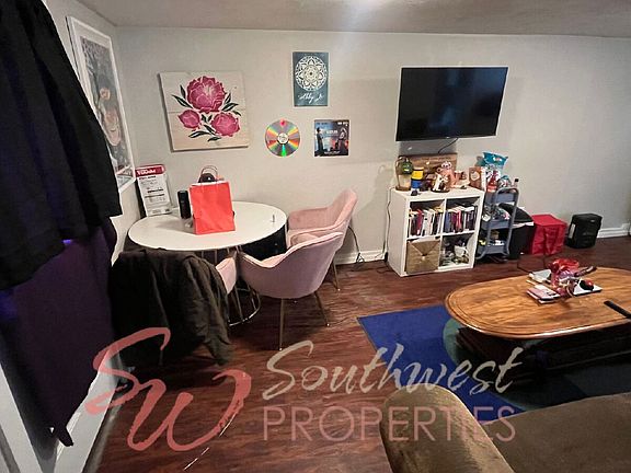4th image of 1094 W Vanderbilt St #A