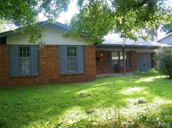 574 Coach Light Ln, Hazelwood, MO 63042