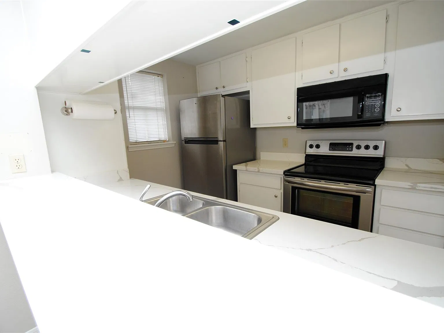 2 bed, 2.5 bath, 1040 sqft, $2,200 — Photo 4